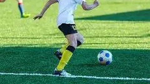 沈梦辰婚后首次公开亮相，镜头前甜蜜比心展幸福笑容